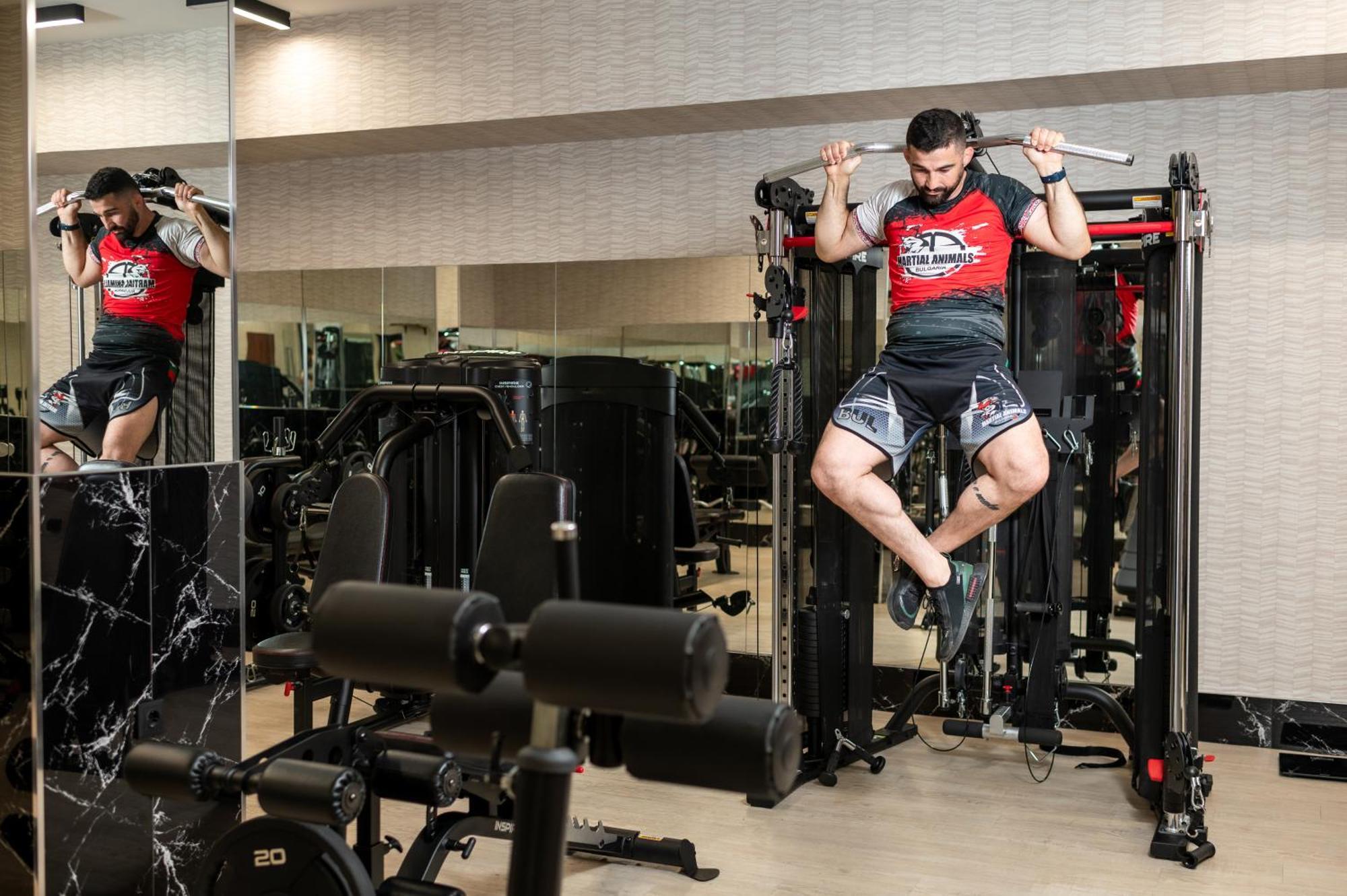 Sante Spa Hotel Welingrad Exterior foto A bodybuilder training on a functional trainer