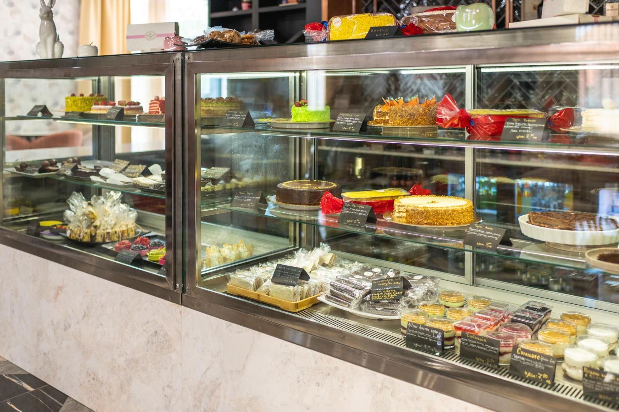 Sante Spa Hotel Welingrad Exterior foto A display case of pastries