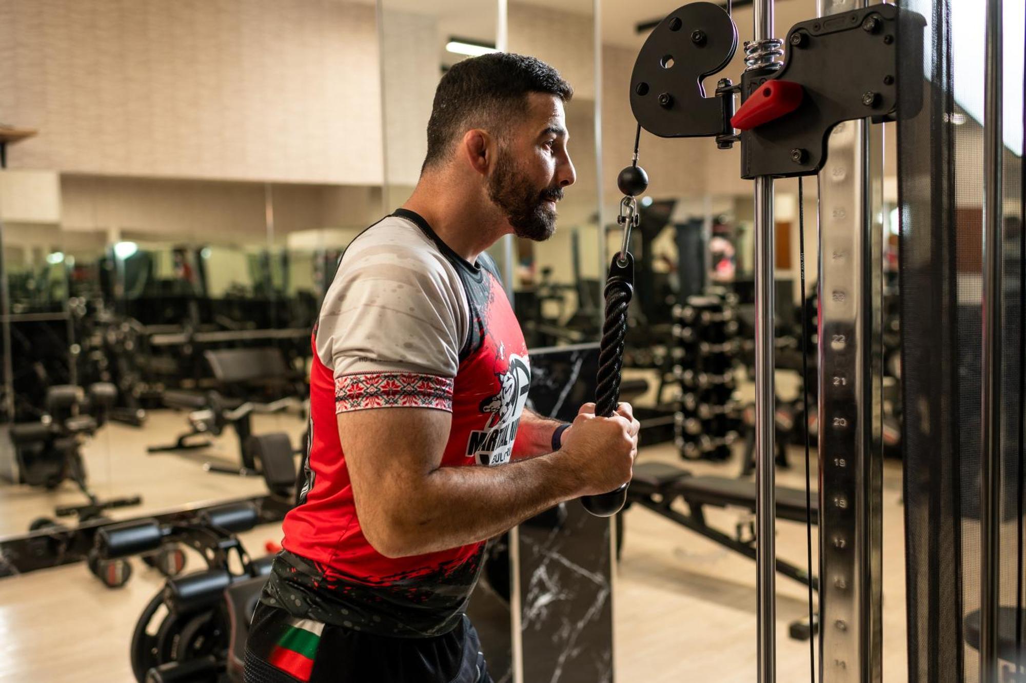 Sante Spa Hotel Welingrad Exterior foto A bodybuilder training at the gym